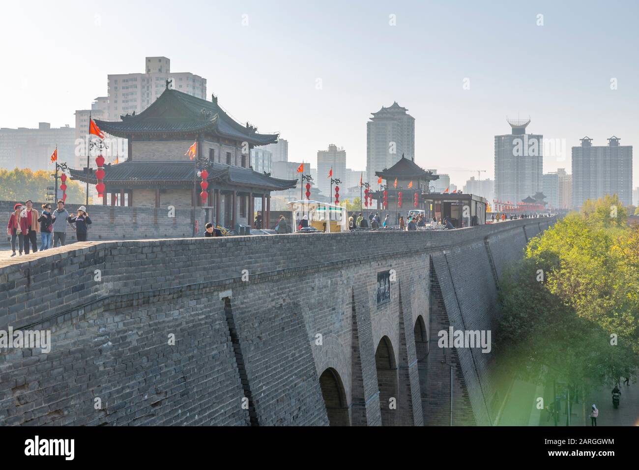 Blick auf die prunkvolle Stadtmauer von Xi'an, Provinz Shaanxi, Volksrepublik China, Asien Stockfoto
