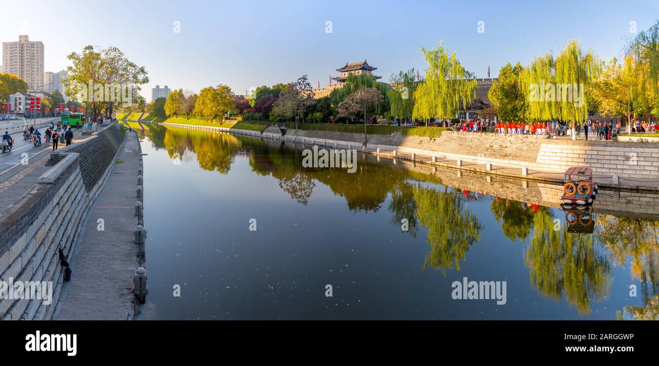 Blick auf den Wassergraben und die Stadtmauer von Xi'an, Provinz Shaanxi, Volksrepublik China, Asien Stockfoto