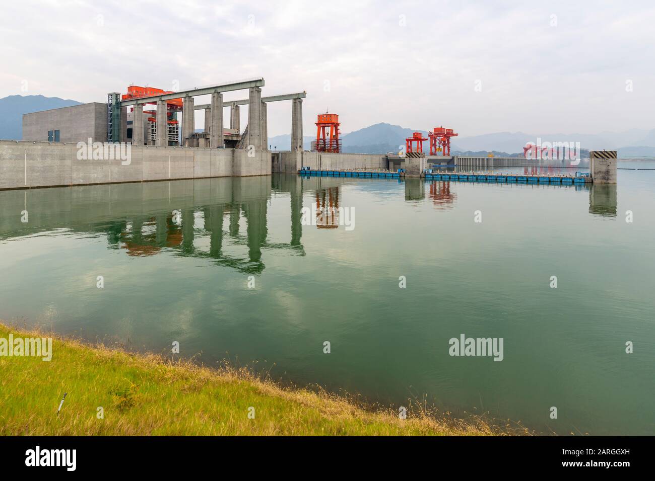 Blick auf Den Drei-Schluchten-Staudamm und das Besucherzentrum in Sandouping, Sandouping, Hubei, China, Asien Stockfoto