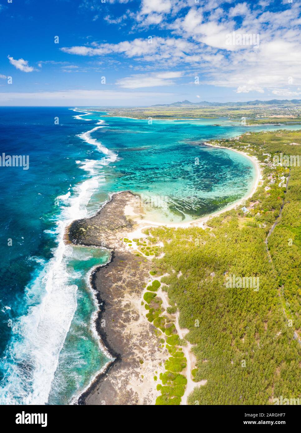 Luftpanorama vom tropischen öffentlichen Strand, der von den Meereswellen gewaschen wird, Poste Lafayette, Ostküste, Mauritius, Indischer Ozean, Afrika Stockfoto