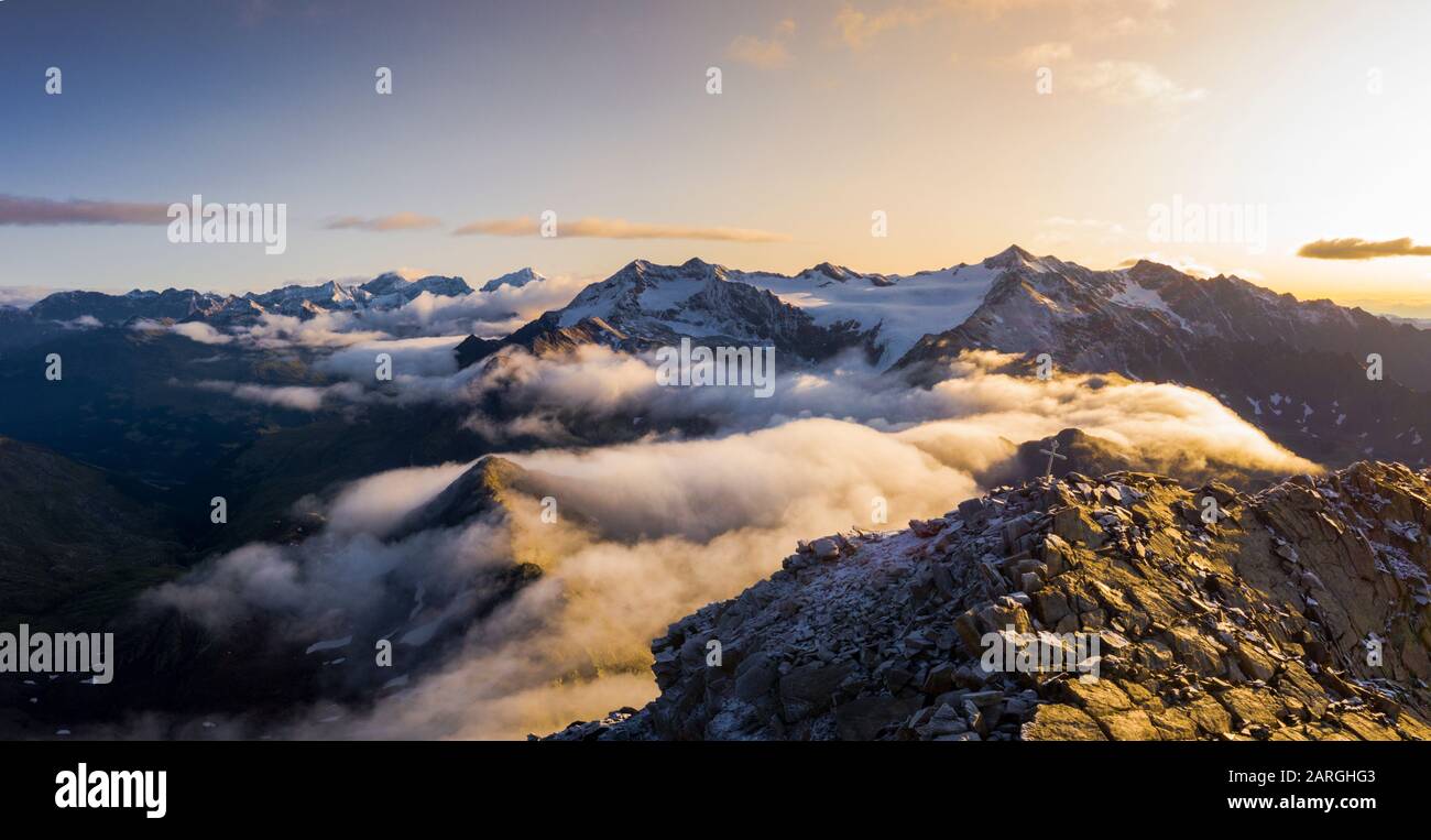 Luftpanorama mit niedrigen Wolken über den Gipfel Corno Tre Signori, Pizzo Tresero und Punta San Matteo, Valtellina, Lombardei, Italien, Europa Stockfoto