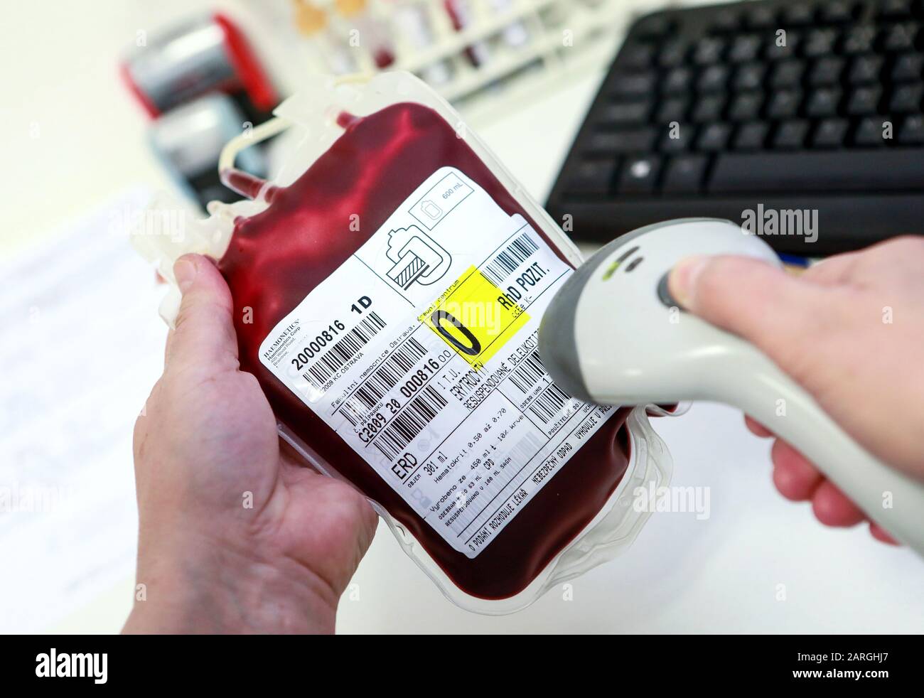 Blutbeutel von Blutspender im Krankenhaus St. Anna in Brünn, Tschechien, 28. Januar 2020. (CTK Foto/Monika Hlavacova) Stockfoto