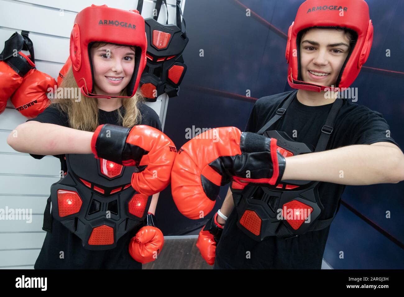Nürnberg, Deutschland. Januar 2020. Leoni und Timon präsentieren während der neuen Produktschau auf der Internationalen Spielwarenmesse das interaktive Boxspiel Boxing Battle von ArmoGear von Nesstoy mit elektronischen Sensoren. Credit: Daniel Karmann / dpa / Alamy Live News Stockfoto