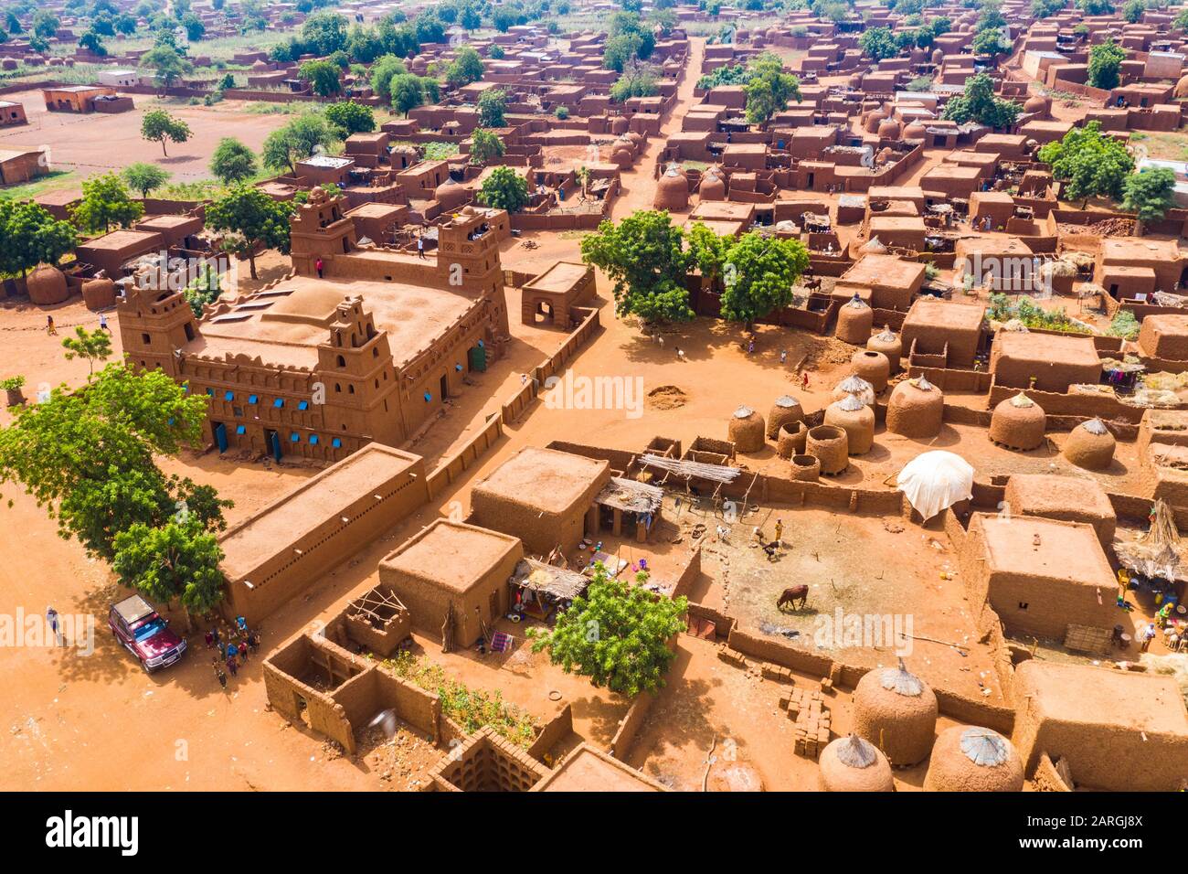 Luftaufnahme mit der Drohne der zentralen Moschee im Hausa-Dorf Yaama, Niger, Westafrika, Afrika Stockfoto