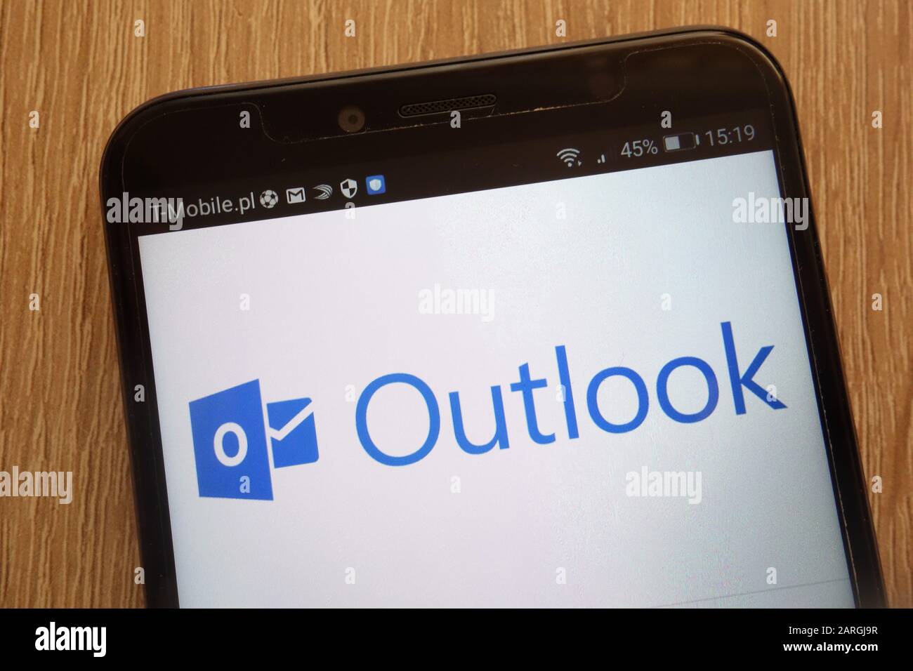 Das Outlook-Logo wird auf einem modernen Smartphone angezeigt Stockfoto