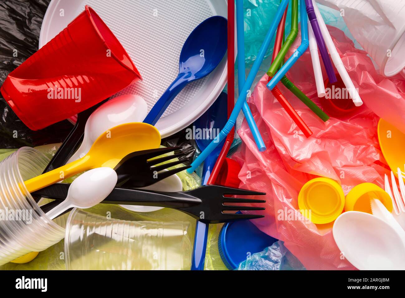 Einmal-Wasserflasche, Trinkhalme und Tragetasche, Einmalartikel aus Kunststoff Stockfoto
