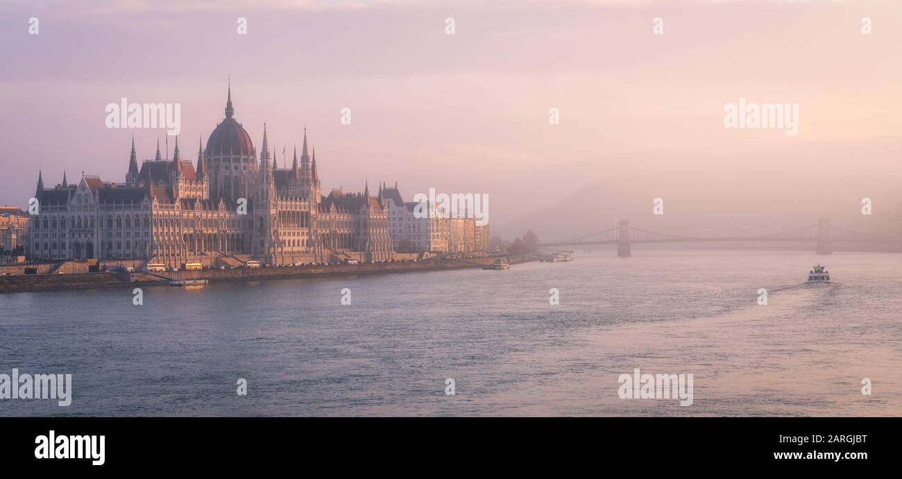 Das ungarische Parlament bei Sonnenuntergang, Donau-Fluss, UNESCO-Weltkulturerbe, Budapest, Ungarn, Europa Stockfoto