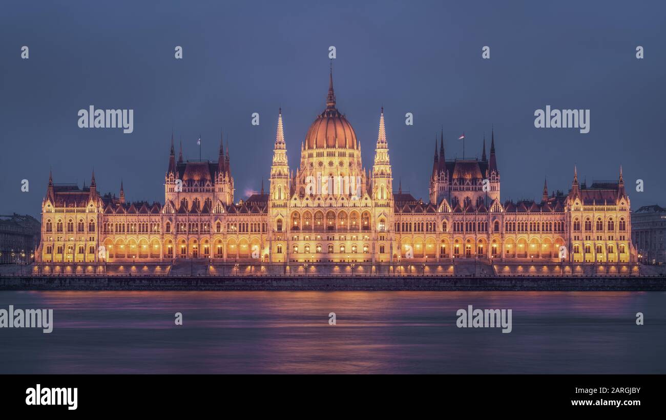 Ungarisches Parlament im Zwielicht, Budapest, Ungarn, Europa Stockfoto
