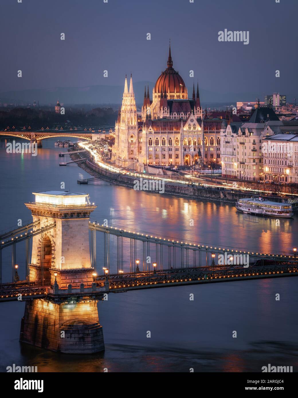 Das ungarische Parlament an der Donau mit der Kettenbrücke, UNESCO-Weltkulturerbe, Budapest, Ungarn, Europa Stockfoto