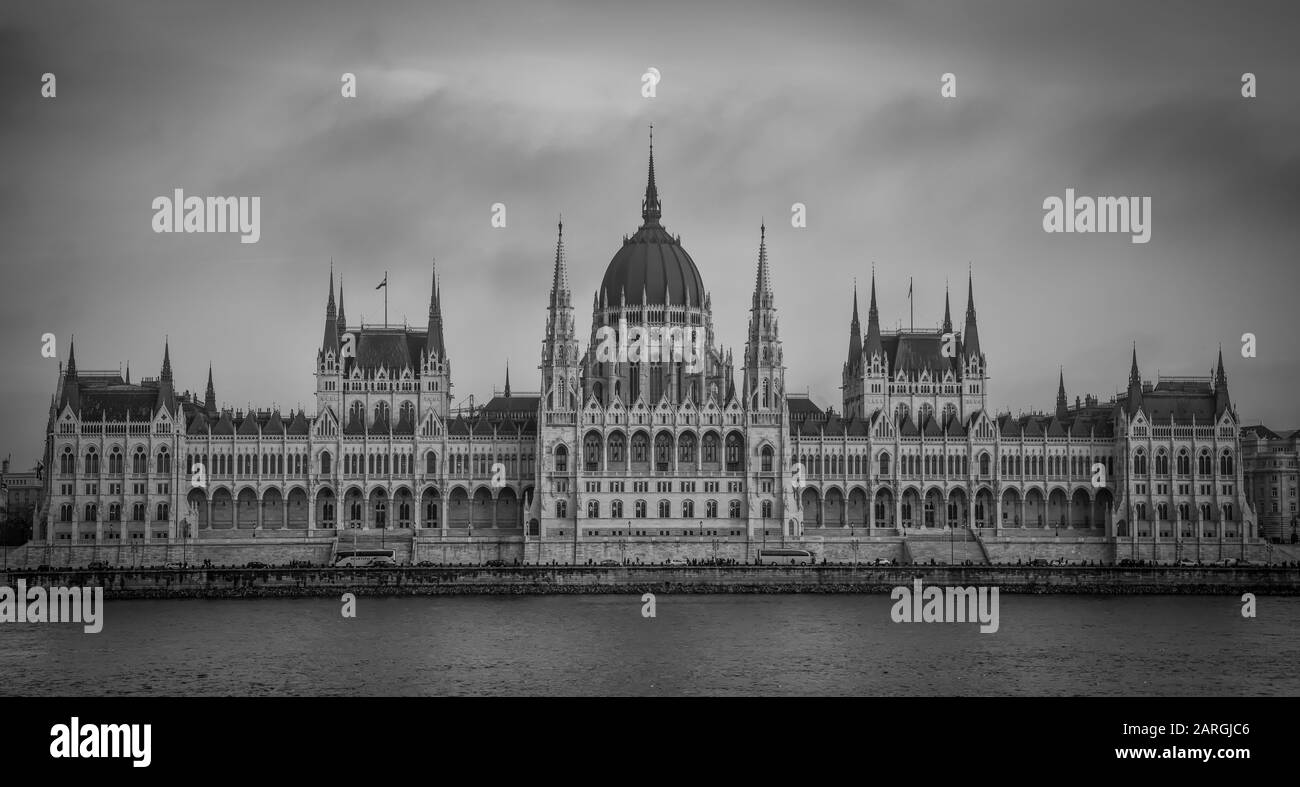 Ungarisches Parlament mit dem Mond oben in schwarz-weiß, Budapest, Ungarn, Europa Stockfoto