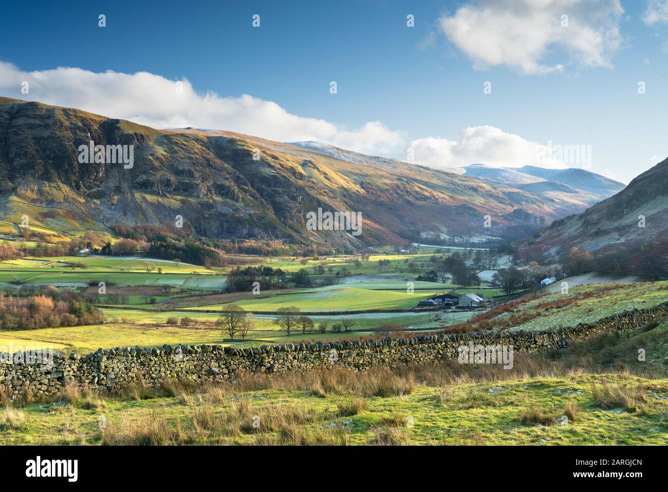 Wintersonne am späten Nachmittag über Threlkeld Knotts aus Tewet Tarn, St. John's im Vale, Lake District National Park, UNESCO, Cumbria, Großbritannien Stockfoto