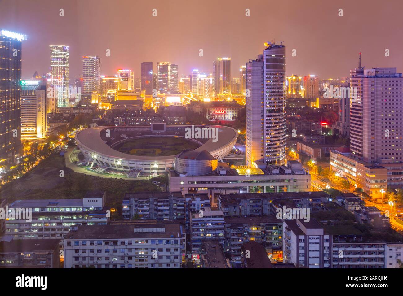 Blick auf das Tianfu Expo Center in der Nacht, Chengdu, Provinz Sichuan, Volksrepublik China, Asien Stockfoto