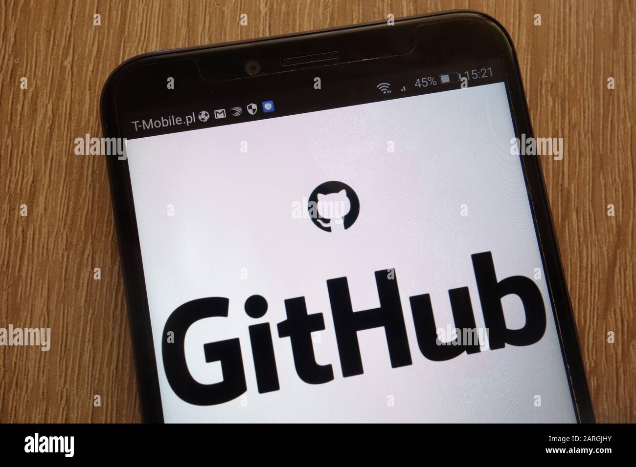 Das GitHub Logo wird auf einem modernen Smartphone angezeigt Stockfoto