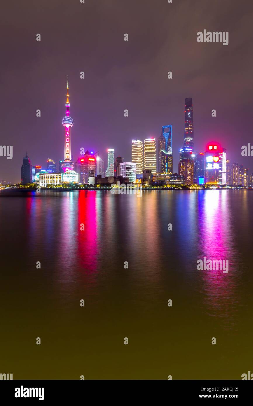 Blick auf die Skyline von Pudong und den Fluss Huangpu vom Bund, Shanghai, China, Asien Stockfoto