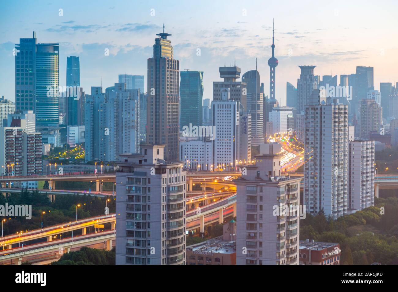 Blick auf die Skyline von Shanghai bei Sonnenaufgang, Luwan, Shanghai, China, Asien Stockfoto