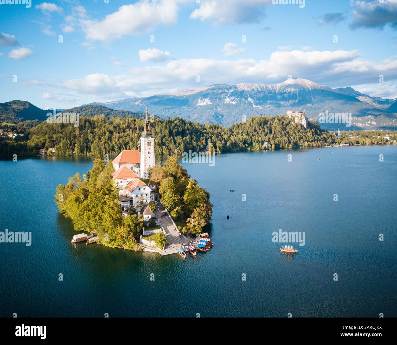Luftbild mit der Drohne von Bled Island mit der Kirche Mariä Himmelfahrt im Morgengrauen, Bleder See, Upper Carniola, Slowenien, Europa Stockfoto