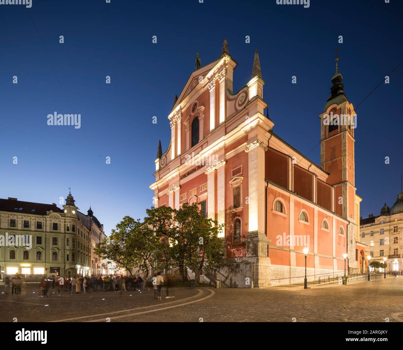 Die Kirche der Verkündigung der Franziskaner leuchtet nachts, In Der Altstadt, in Laibach, in Slowenien und in Europa Stockfoto