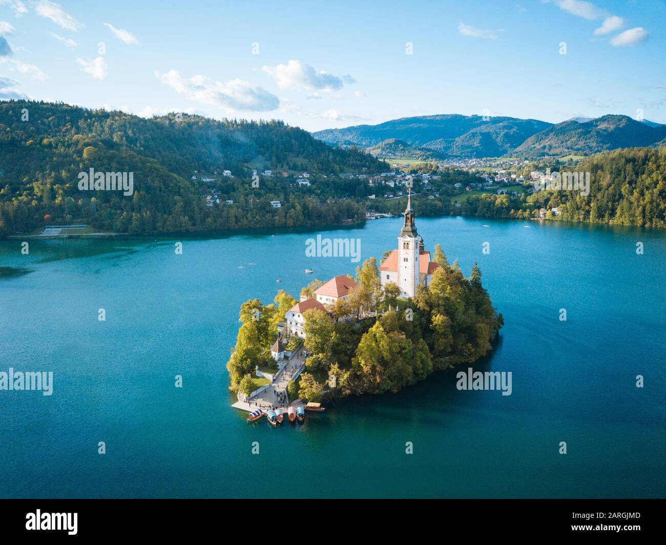 Luftbild mit der Drohne von Bled Island mit der Kirche Mariä Himmelfahrt im Morgengrauen, Bleder See, Upper Carniola, Slowenien, Europa Stockfoto