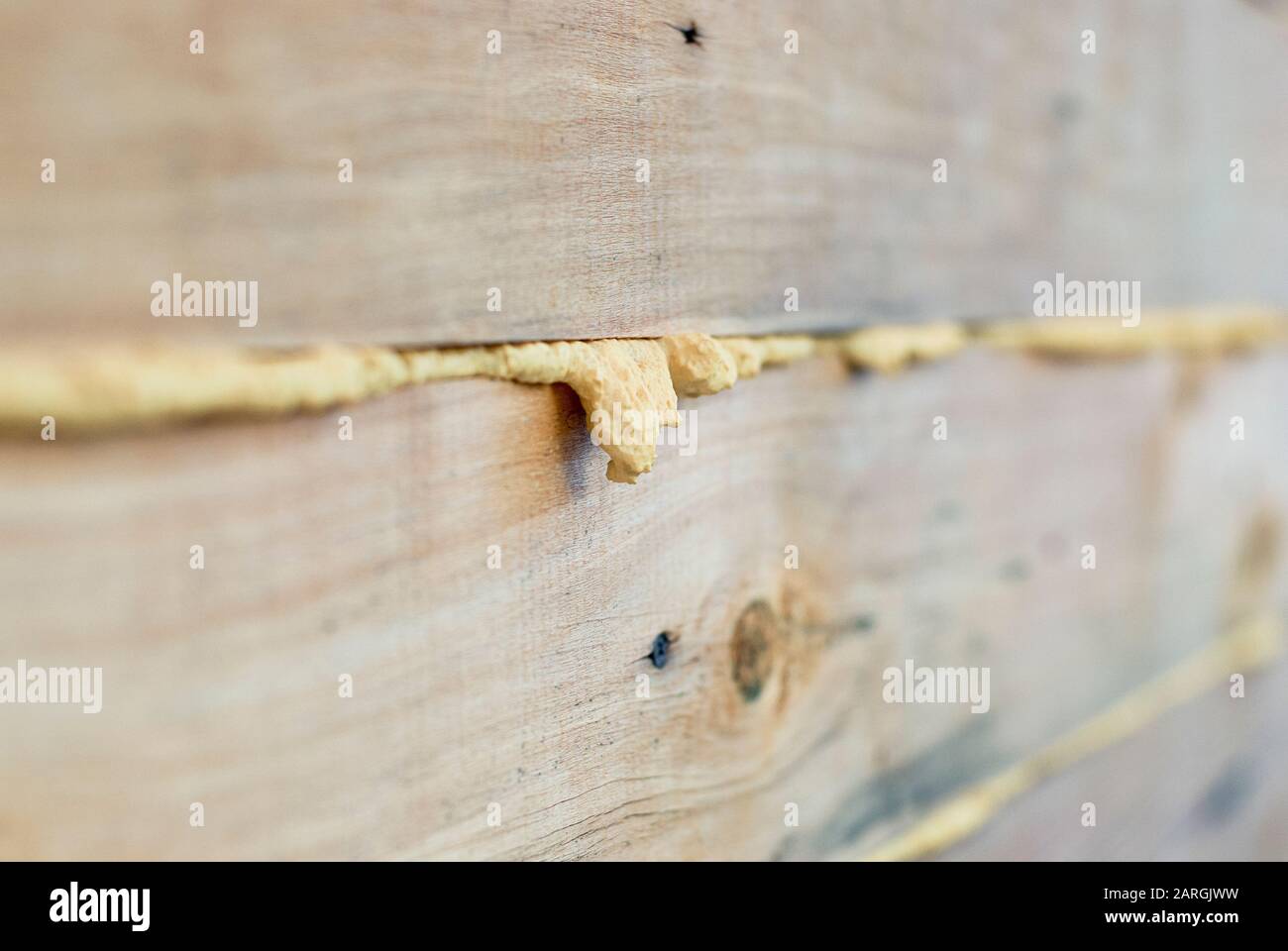 Nähte aus Holzhauswand mit Polyurethan-Schaum Stockfoto