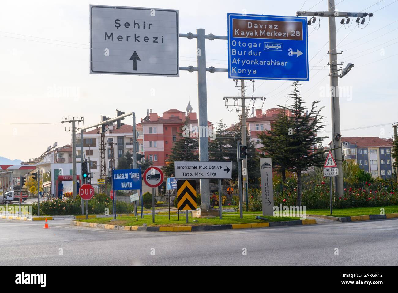Asien Turkei Isparta Strassenkreuzung Mit Schilderwald Stockfotografie Alamy