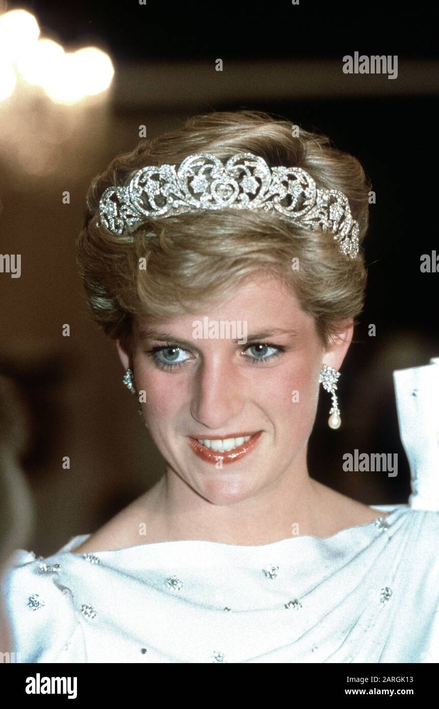 HRH Princess Diana besucht das Abendessen in Manama während ihrer Königlichen Tour durch Bahrain im November 1986. Diana trägt den Spencer Tiara. Stockfoto