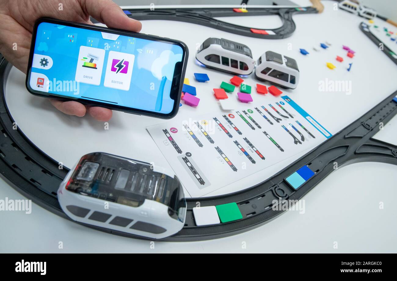 Nürnberg, Deutschland. Januar 2020. Der interaktive und intuitive Smart Train von intelino ist während der neuen Produktschau auf der Internationalen Spielwarenmesse zu sehen. Credit: Daniel Karmann / dpa / Alamy Live News Stockfoto