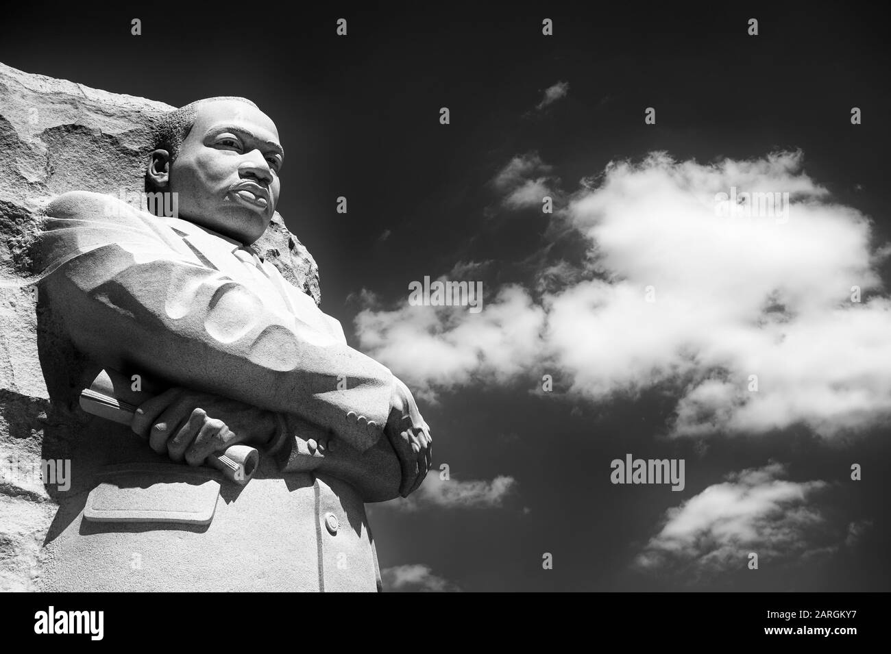 WASHINGTON DC - AUGUST 2018: Dr. Martin Luther King Jr steht in seinem Namen mit schwarz-weißen Armen aus weißem Stein geschnitzt an der Gedenkstätte. Stockfoto