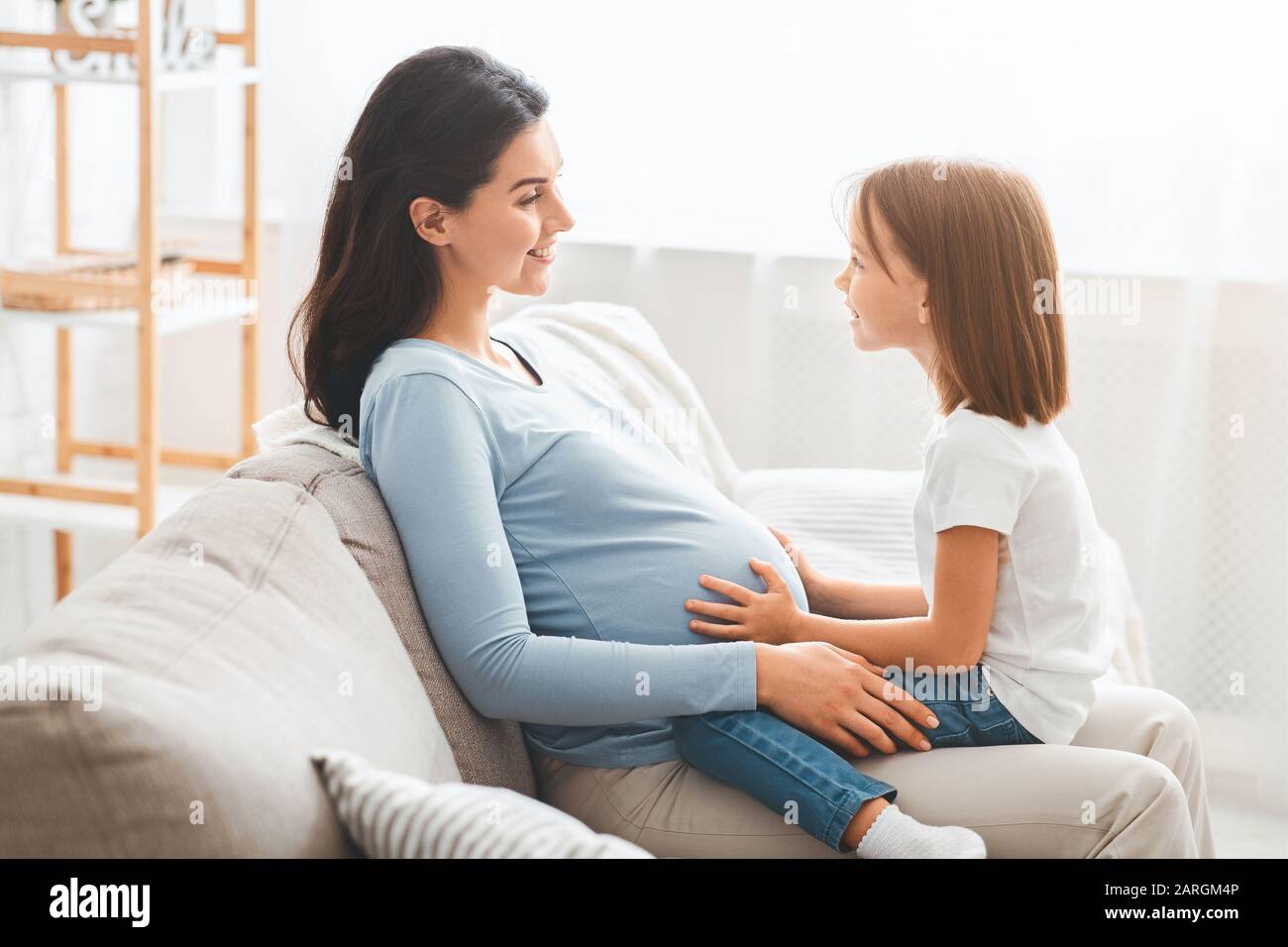 Die Mutter erwartet ein Gespräch mit ihrer kleinen Tochter Stockfoto