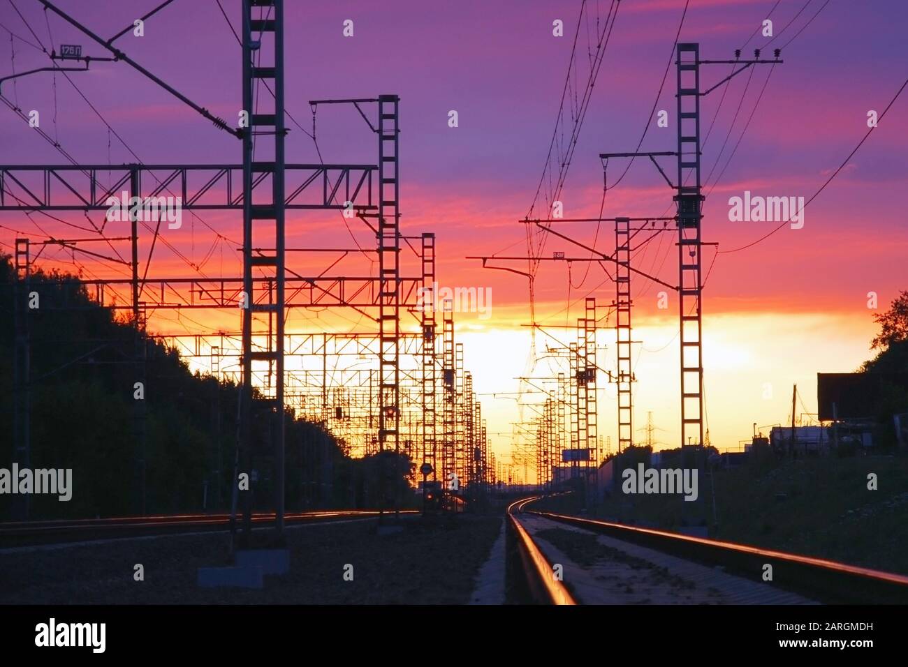 Abendblick auf die Eisenbahnstraße auf einem wunderschönen, dramatischen Hintergrund am Himmel bei Sonnenuntergang Stockfoto