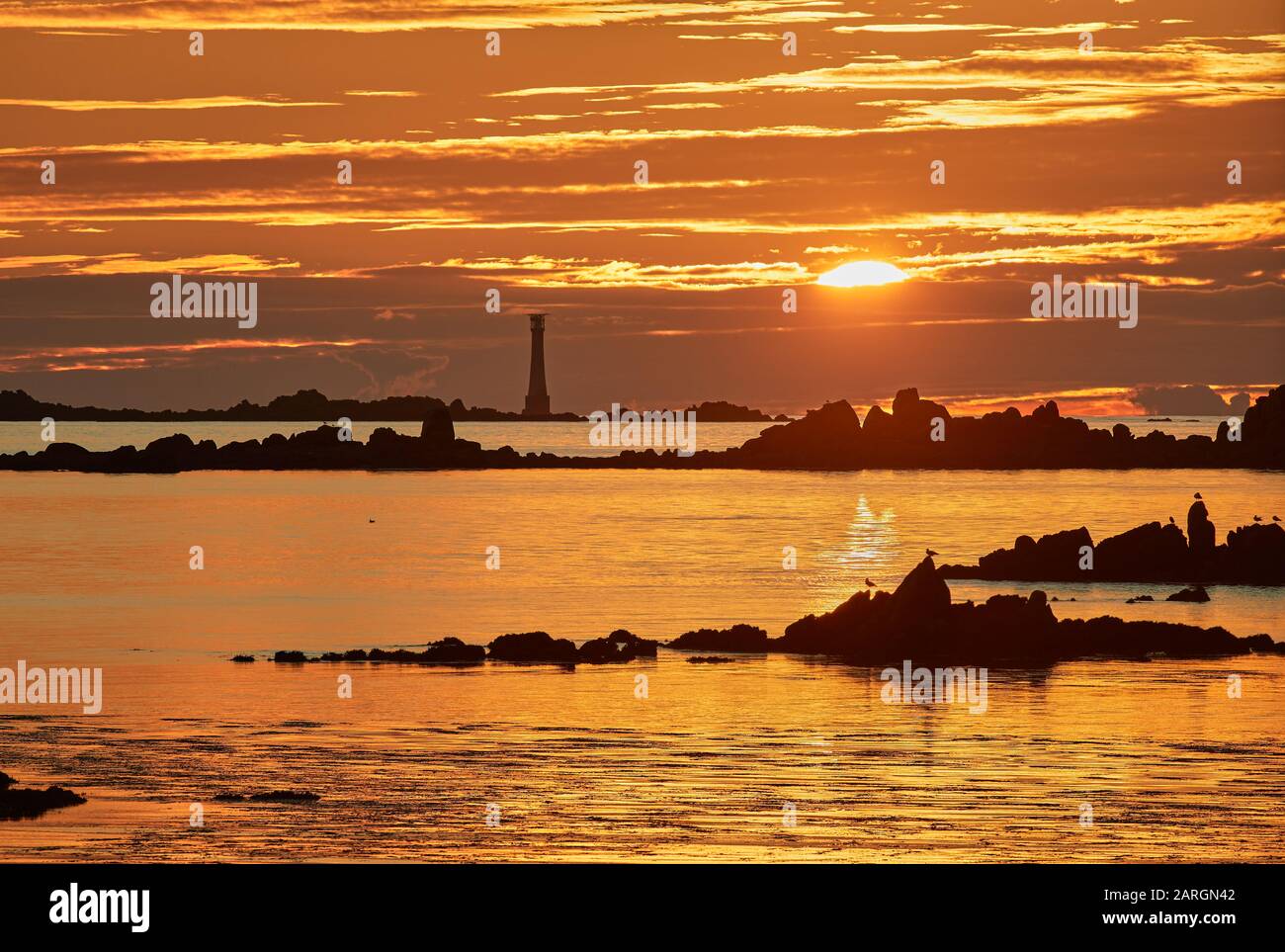 auf der Suche nach WSW von St. Agnes in Richtung der Bishop Rock Leuchtturm auf den Scilly-Inseln bei Sonnenuntergang Stockfoto