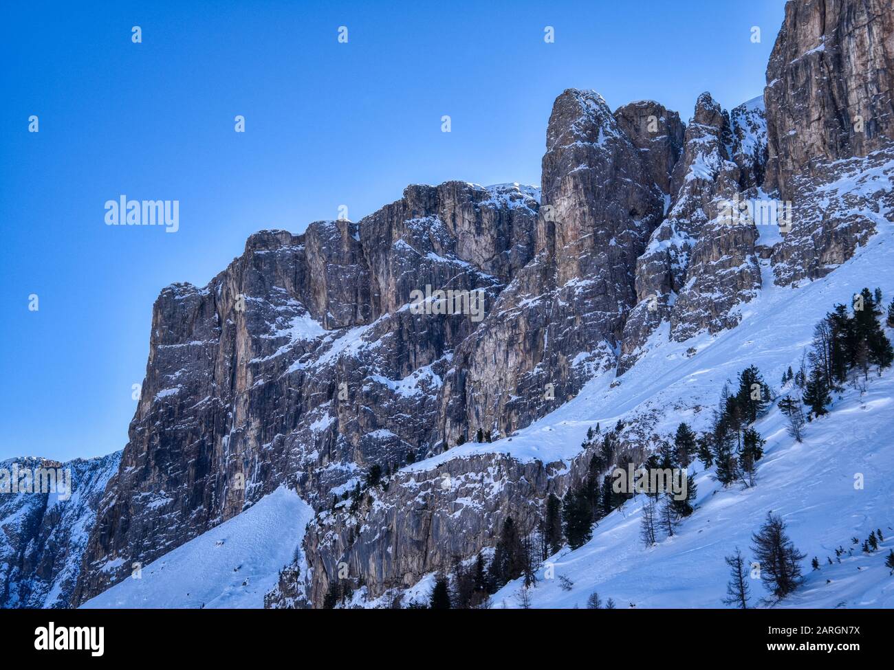 Hohe Felswände am Passo Gardena Stockfoto