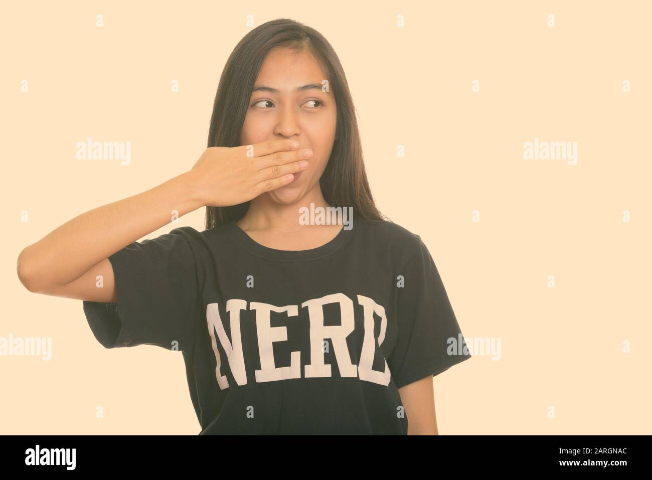 Studio geschossen von jungen asiatischen Teenager nerd Mädchen für Mund geschockt Stockfoto