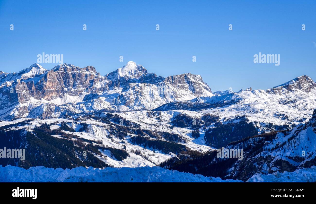 Vom Gardena-Pass aus haben Sie einen Blick über das Tal und die Berge von Alta Badia Stockfoto