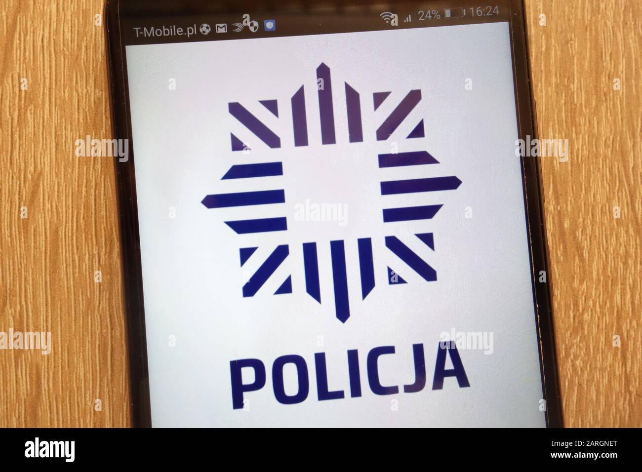 Das Policja (polnische Polizei)-Logo wird auf einem modernen Smartphone angezeigt Stockfoto