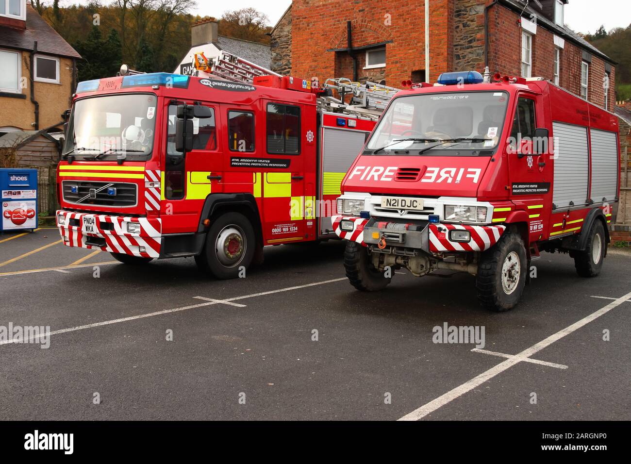 Britischer Volvo-Feuerwehrmotor für städtische Notfälle und ein Renault Off-Road-Tender zur Brandbekämpfung in ländlichen Gebieten Stockfoto