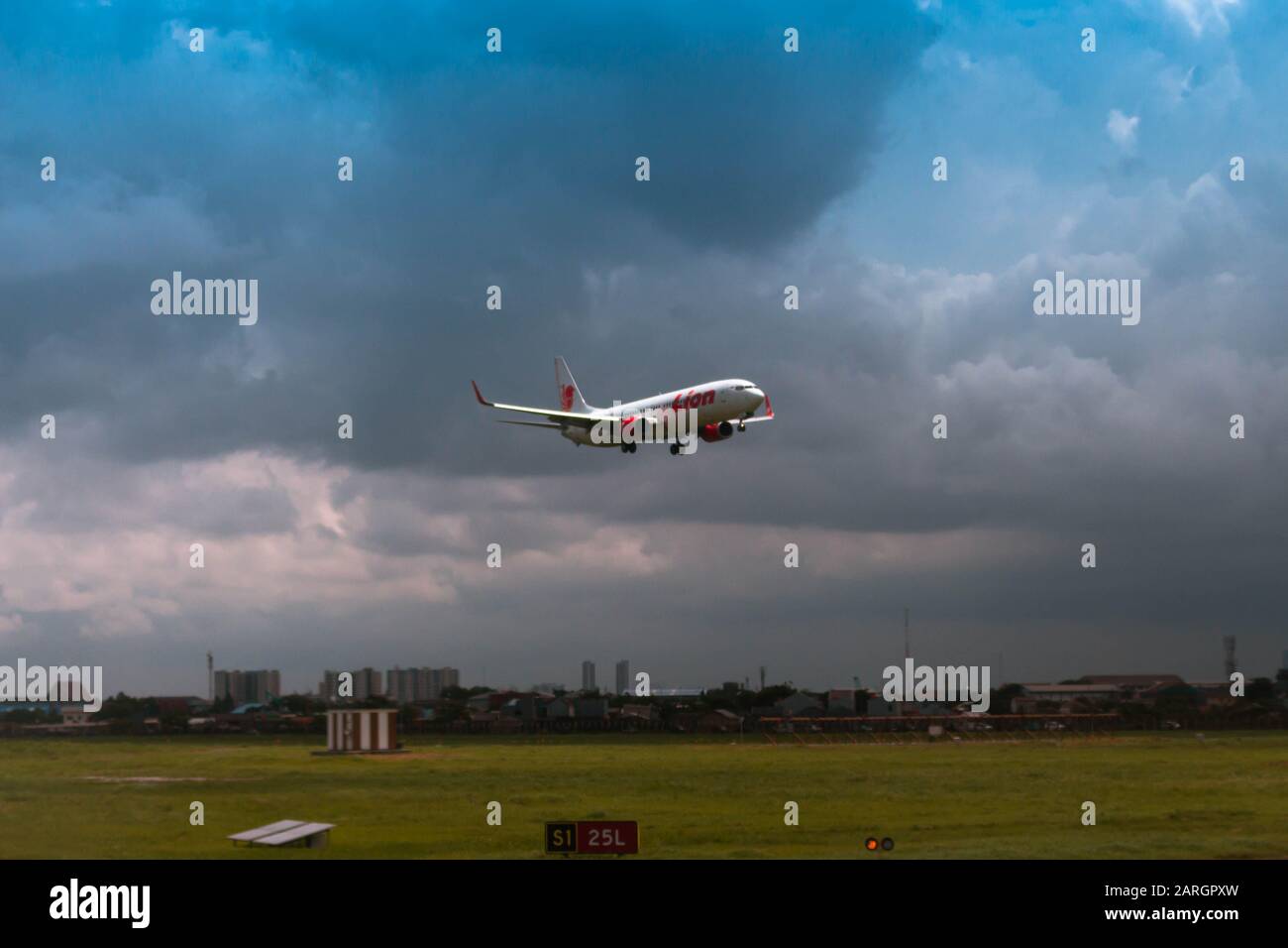 Lion-Air-Annäherung an Land am Soekarno-Hatta International Airport Stockfoto