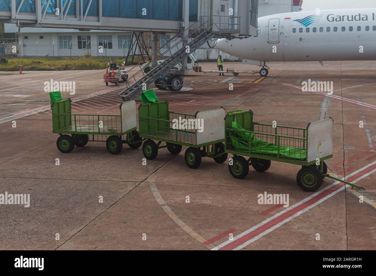 Gepäckträger des Flughafens am internationalen Flughafen Supadio Stockfoto