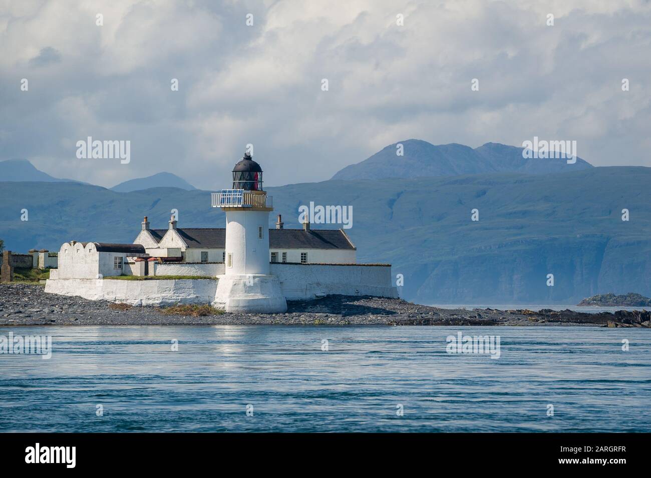 Leuchtturmkomplex auf der kleinen Insel in der Nähe von Oban. Hebrideninseln, Schottland. Stockfoto