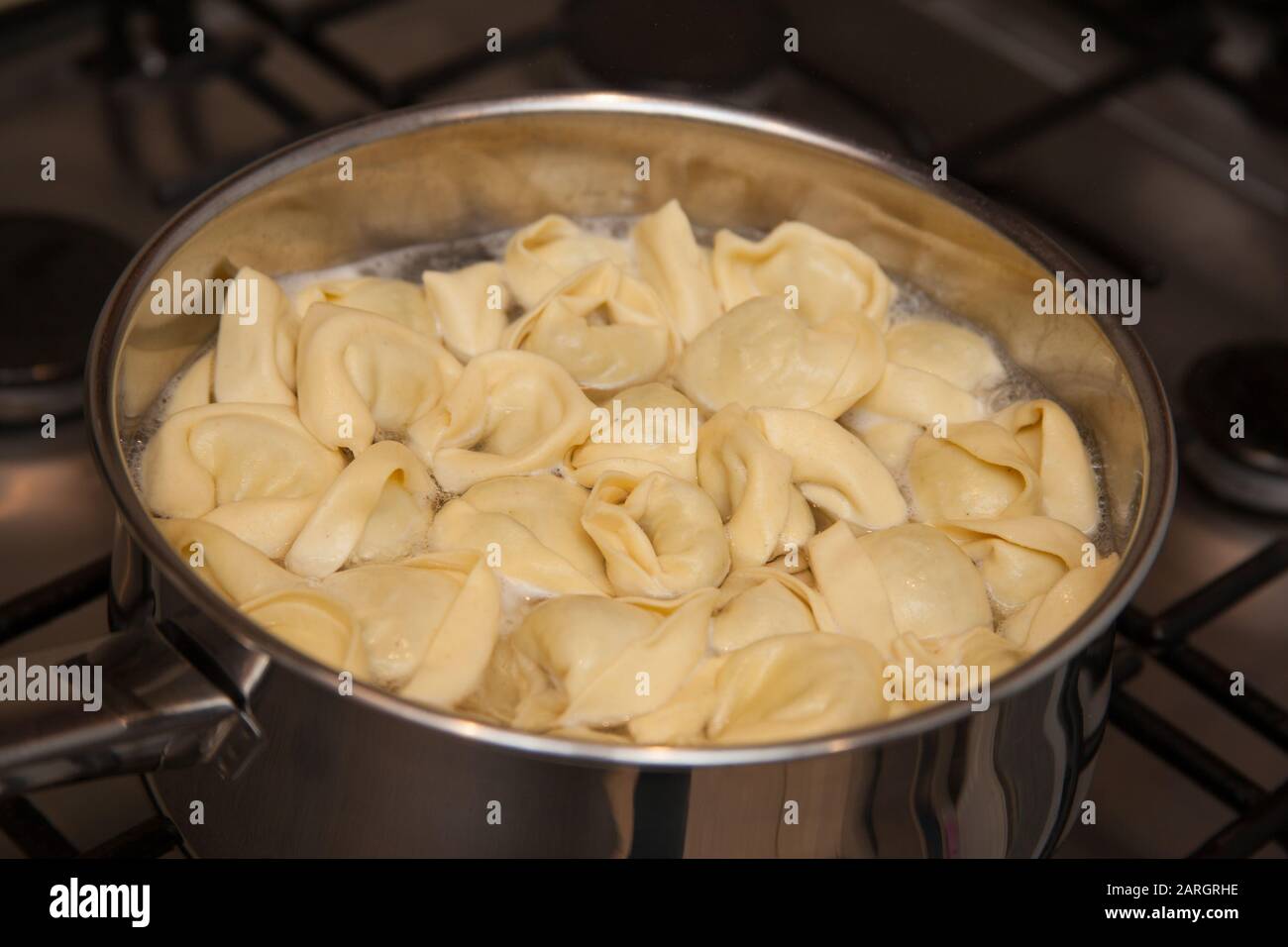 Tortelloni Pasta kochend in Wasser Stockfoto
