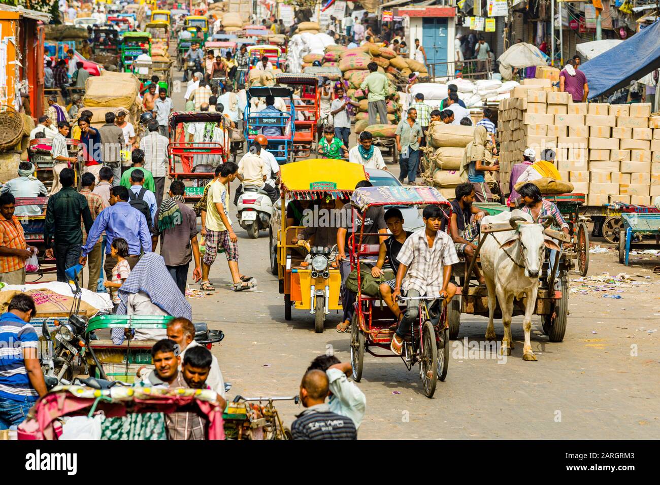 Viele Fahrradrickschas, Motorräder und Menschen verursachen überfüllten Verkehr auf der Khari Baoli Road in Alt-Delhi Stockfoto