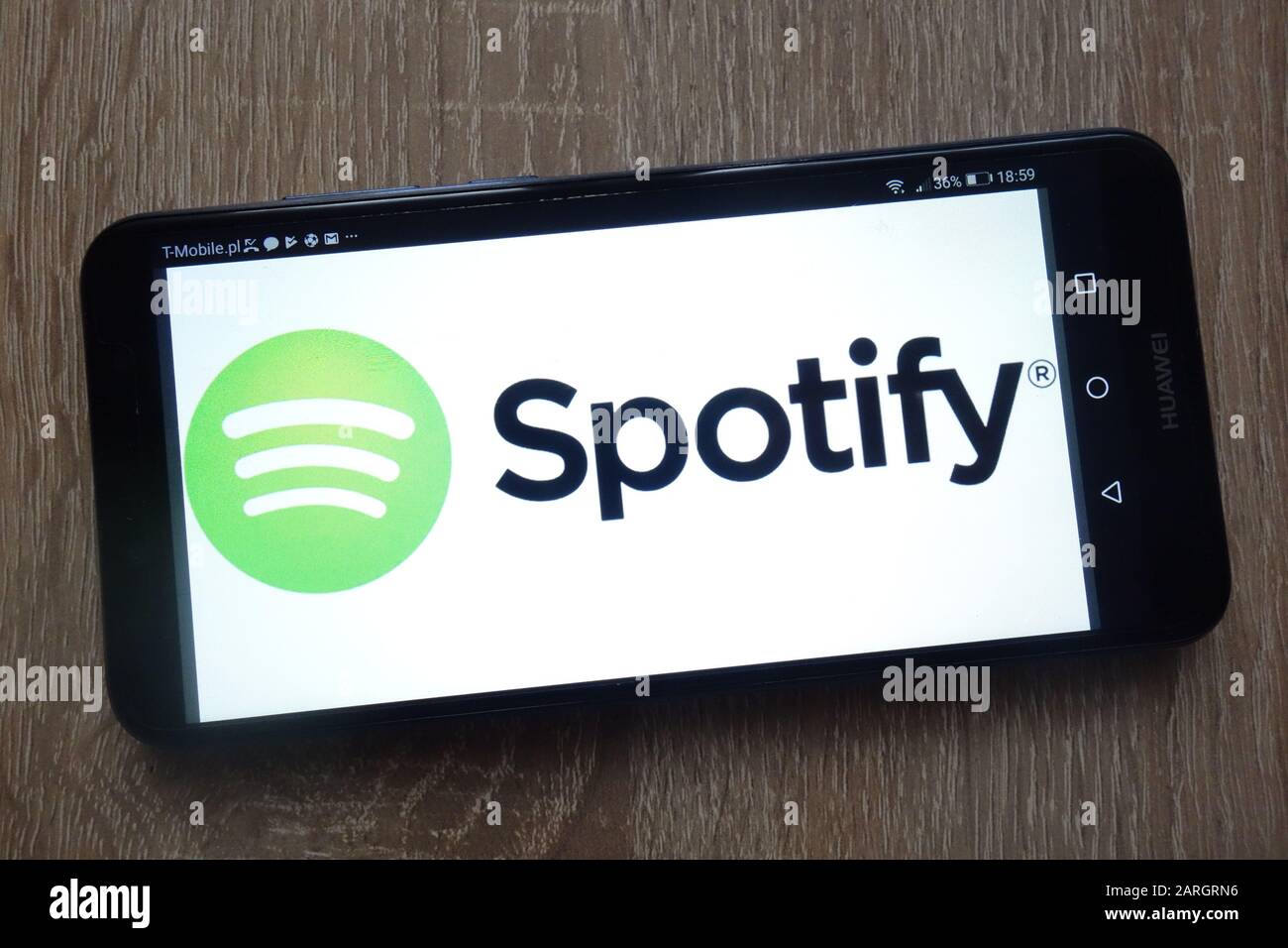 Das Spotify-Logo wird auf einem modernen Huawei Smartphone angezeigt Stockfoto