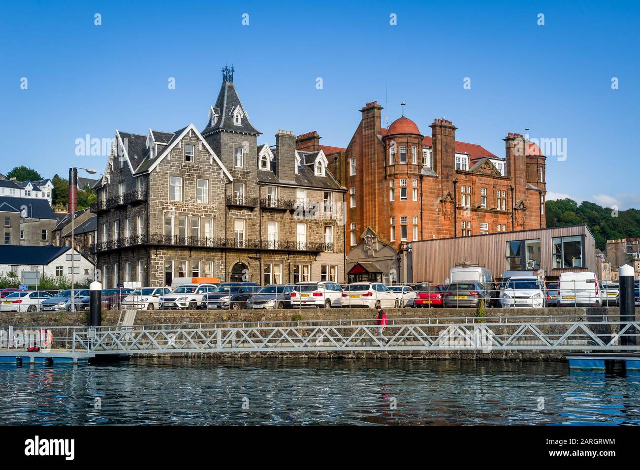 Blick auf den Hafen von Oban vom kommenden Boot. Altstadt von Oban, Schottland. Stockfoto