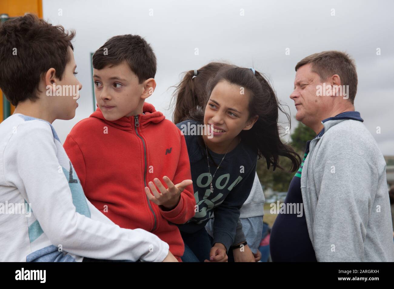 Eine Familie, die natürlich miteinander interagiert Stockfoto
