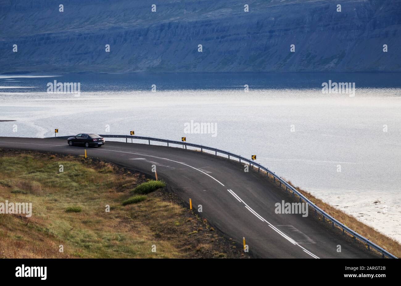Kurvenreiche Straße, Kerlingfjordur, Westfjorde, Island Stockfoto