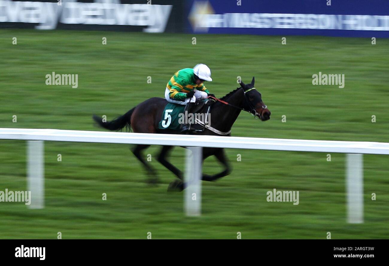 Dame De Compagnie von Barry Geraghty in der Handicap-Hürde von Park Mares am zweiten Tag des Internationalen Treffens auf Cheltenham Racecourse, Cheltenham, geritten. Stockfoto