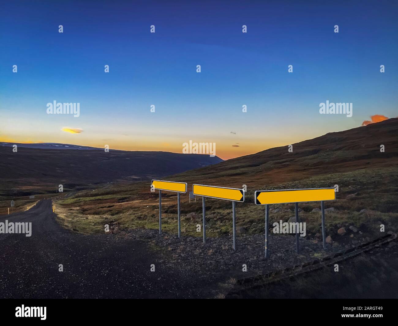 Schilder, Bergpass Oxi, Breidadesheidi, Ost, Island Stockfoto