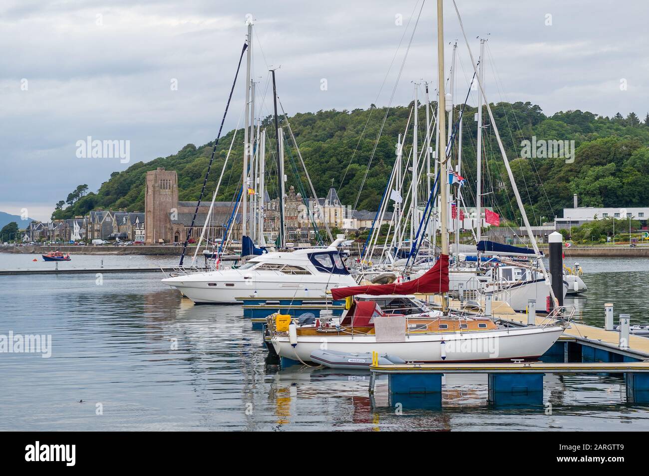 Segelboote im Hintergrund der Oban-Altstadt. Hebrides Segeltörns, Schottland. Stockfoto