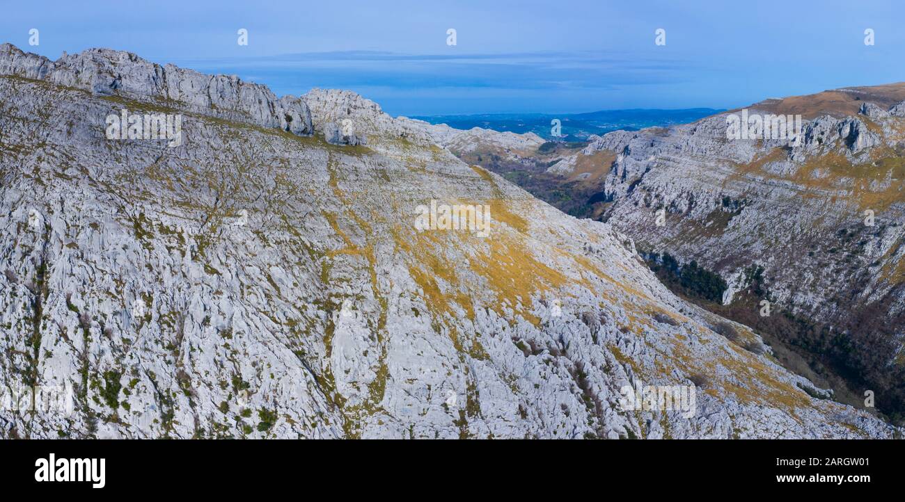 Landschaft in Mirones, Blick Auf Das Tal des Flusses Miera, Landschaft im Winter, Täler Pasiegos, Kantabrien, Spanien, Europa Stockfoto