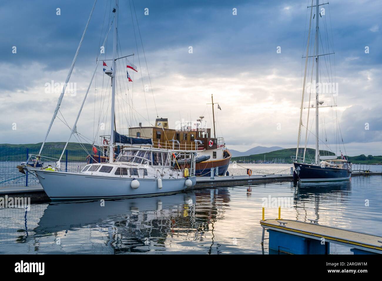 Segelschiffe am späten Abend. Oban Marina, Schottland. Stockfoto