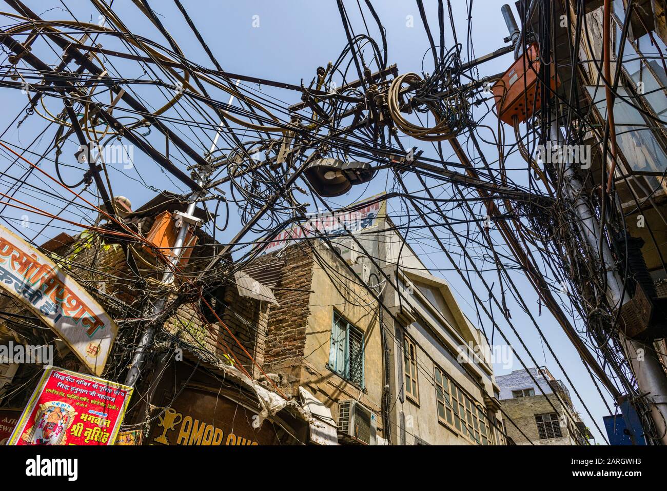 Eine chaotische Anordnung von Stromkabeln in einer kleinen Seitenstraße der Khari Baoli Road in Alt-Delhi Stockfoto